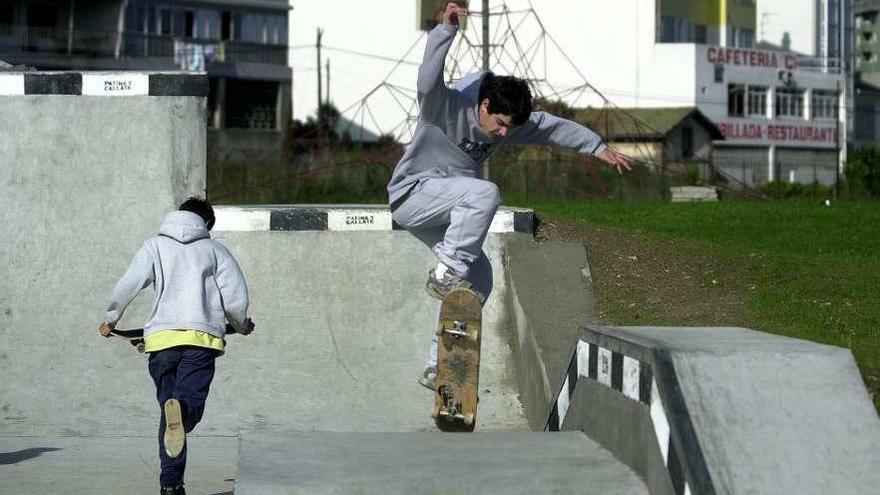 Jóvenes patinan en el &#039;skate park&#039; en su inauguración, en 2003.
