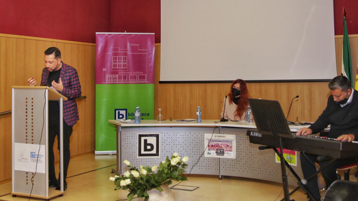 Los periodistas Miguel Ángel Muñoz y Rocío Sánchez, este sábado, durante la ponencia.