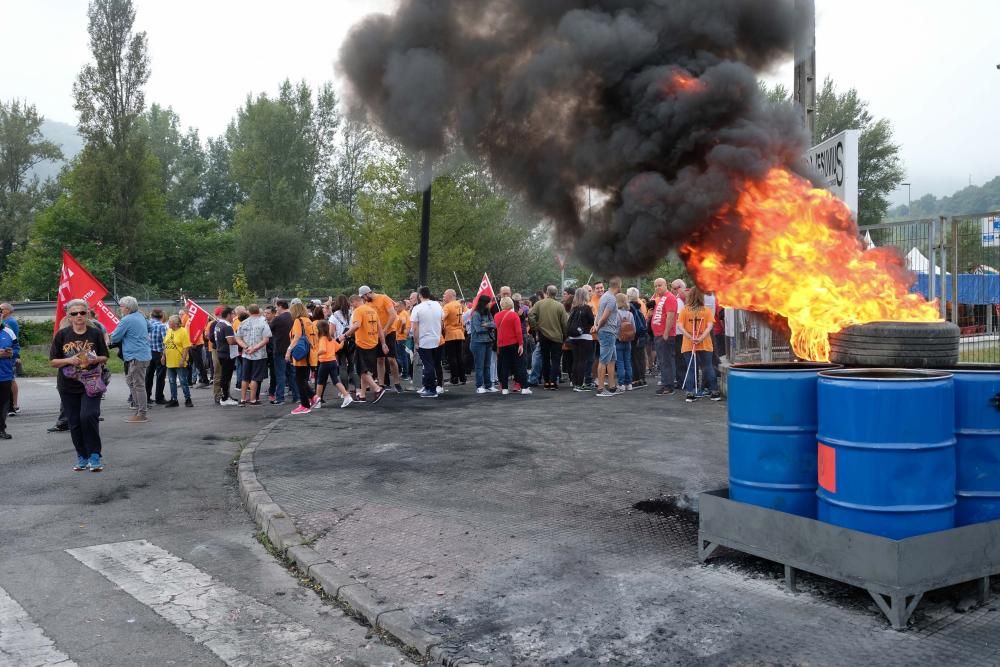 Siete mil personas claman en Langreo contra el cierre de Vesuvius