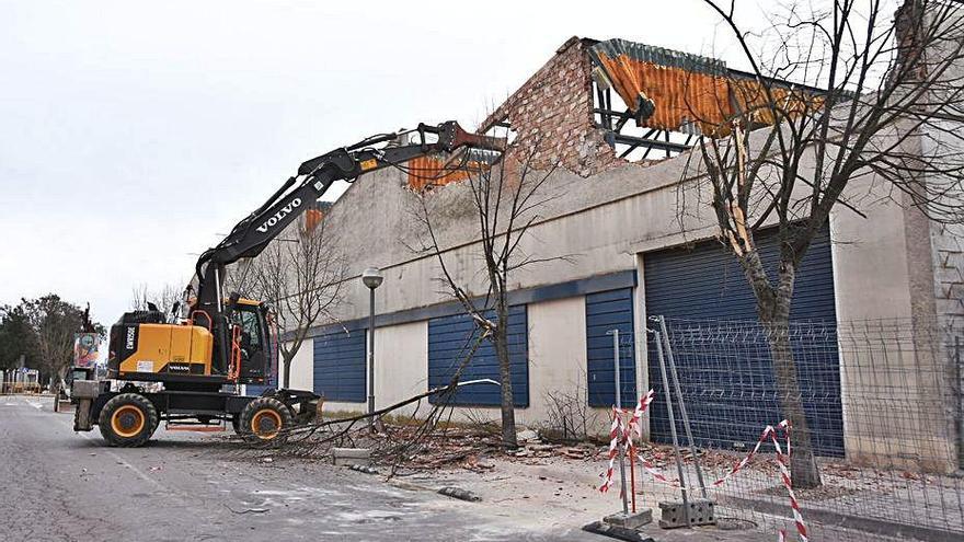 Els treballs per enderrocar la fàbrica Reliable, a Cassà de la Selva.