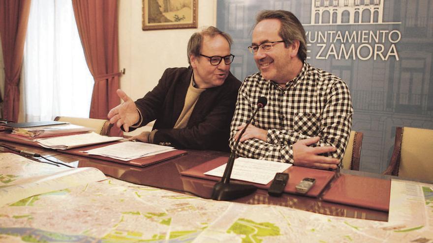 Christoph Strieder y Francisco Guarido, con el plano de turismo, ayer en el Ayuntamiento.