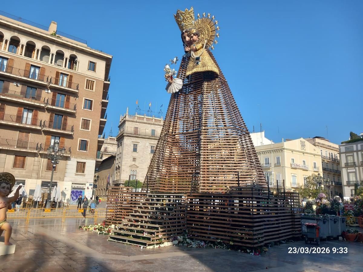 Trabajos en la Plaza de la Virgen para retirar las flores de la Ofrenda.