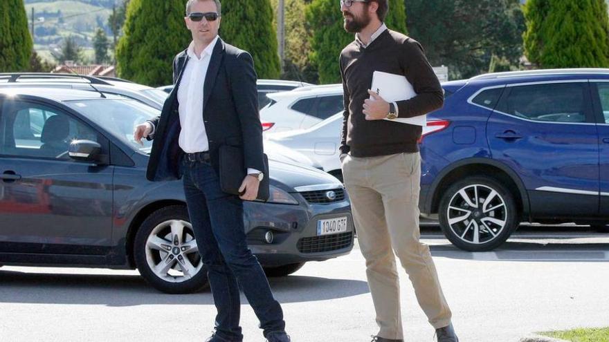 Jesús Díaz Peramos, a la izquierda, junto a uno de sus asesores en la AFE, durante la visita de ayer a Mareo.