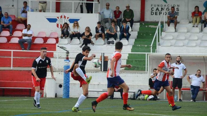 Una imagen del partido de la semana pasada entre Alondras y Bansander. // Gonzalo Núñez