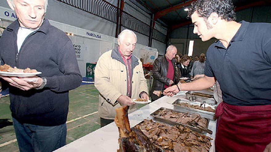 La degustación de ternera clausuró la cuarta feria ecológica de Lalín.  // Bernabé/Gutier