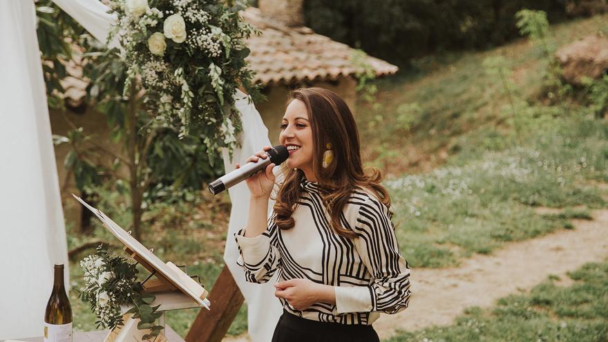 Detrás del altar: el arte de la oficiante de bodas