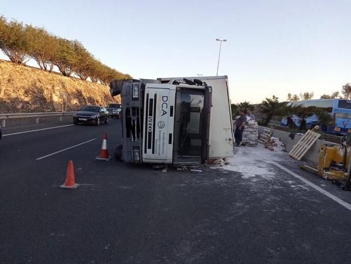 El vuelco de un camión en la GC-1 provoca el caos circulatorio en Gran Canaria