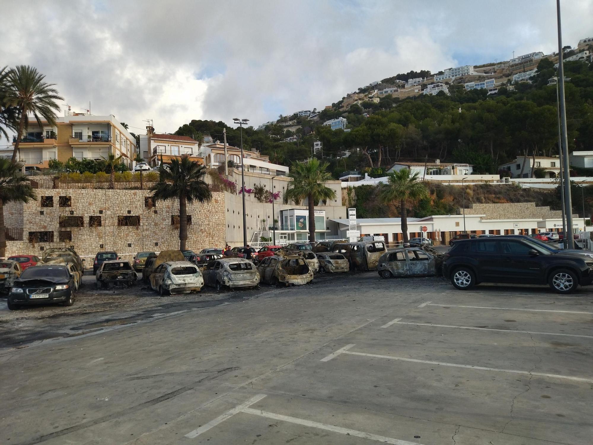 Los estragos de un incendio de traca: Imágenes de los coches destruidos en Xàbia