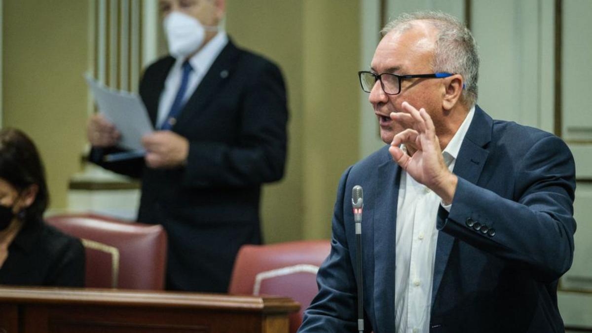 Luis Campos, portavoz de NC en el Parlamento, ayer en el pleno. | | A. GUTIÉRREZ