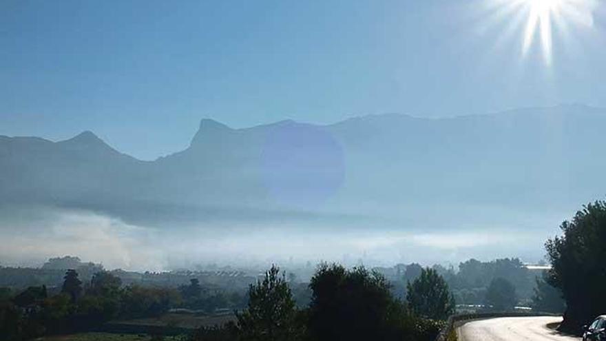 Una panorámica de la nube de humo que se forma sobre el valle a primera hora de la mañana durante los meses más fríos del año.