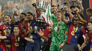 Los jugadores del FC Barcelona celebran su victoria en la final de la Copa del Rey a la finalización del encuentro ante el Real Madrid. EFE / Julio Muñoz. (BARCELONA)