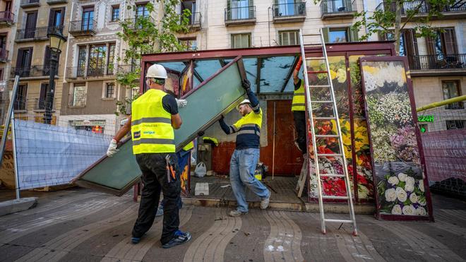 Empieza el traslado provisional de las paradas de flores de la Rambla
