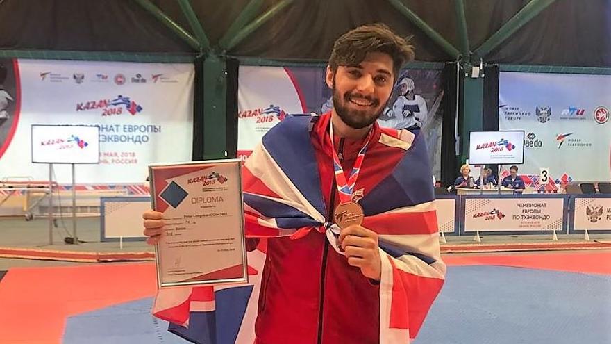 Eduardo Longobardi posa con su medalla de bronce continental.