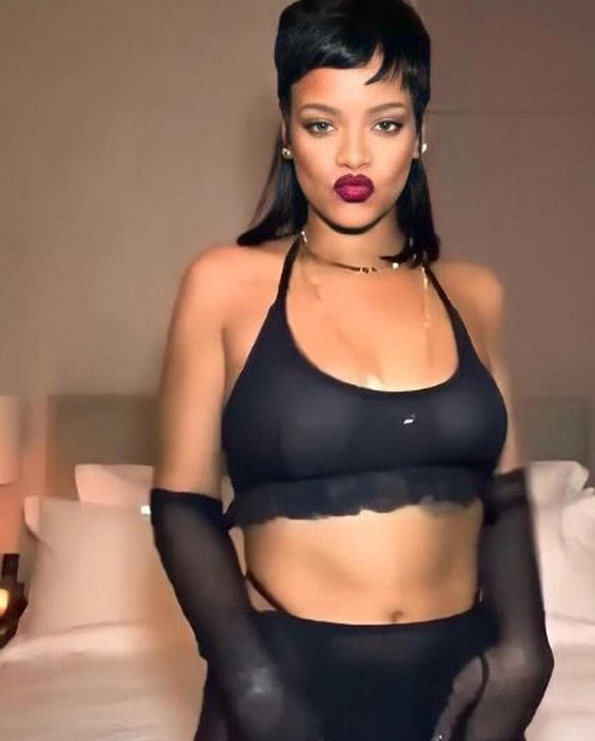 Rihanna apuesta por un corte de pelo 'mullet' con flequillo corto y de lado