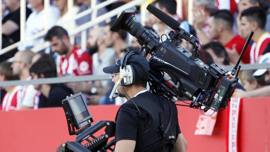 Un operador de càmera televisiu a Montilivi en un partit d&#039;aquesta temporada