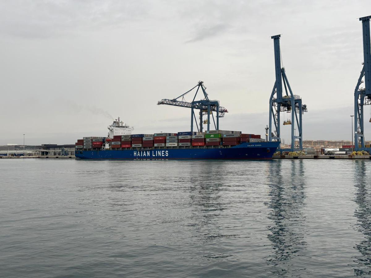 Panorámica del buque atracado en el puerto.