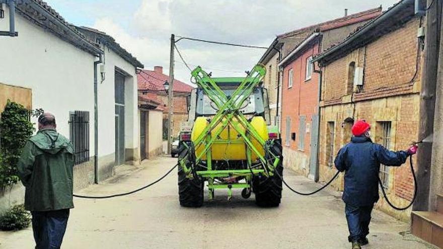 Momento durante la desinfección de Venialbo en plena pandemia. | J. V.