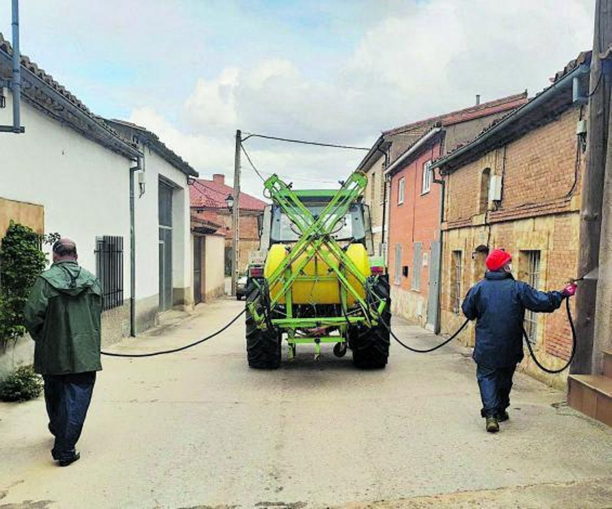Momento durante la desinfección de Venialbo en plena pandemia. | J. V.