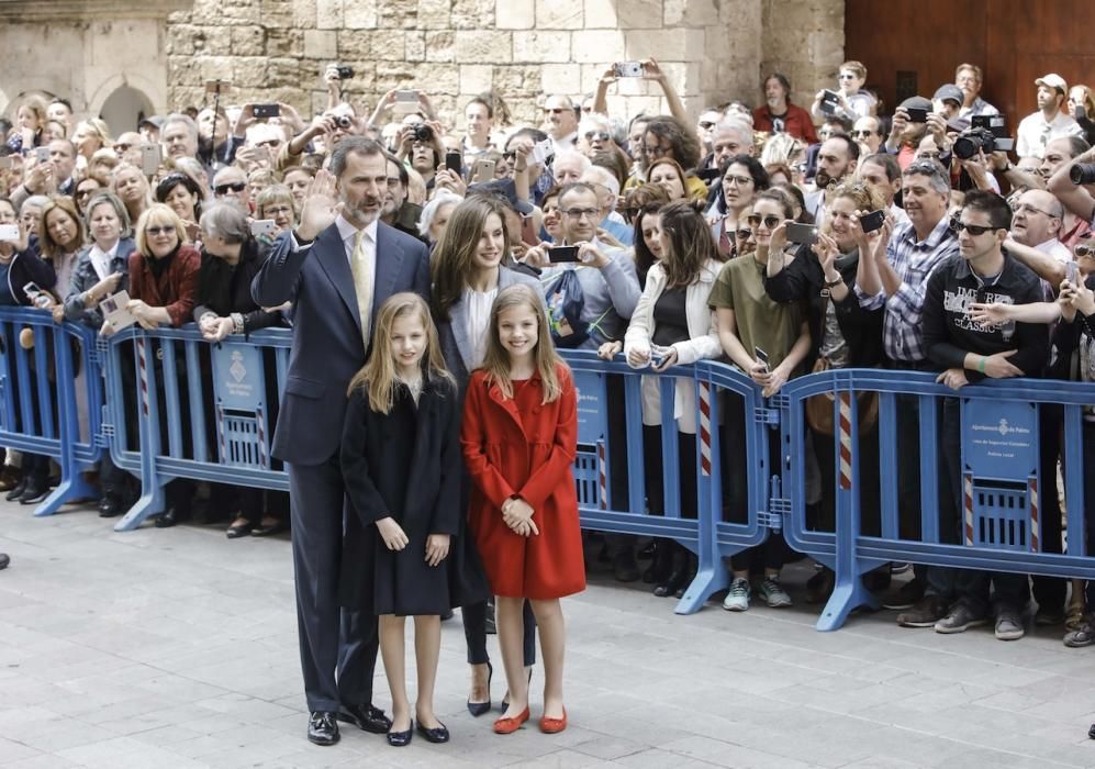 Pünktlich, aber nicht vollzählig: Letizia und Felipe, ihre Kinder Leonor und Sofía sowie Altkönig Sofía fanden sich am Sonntag (16.4.) traditionsgemäß in Palma Kathedrale ein.