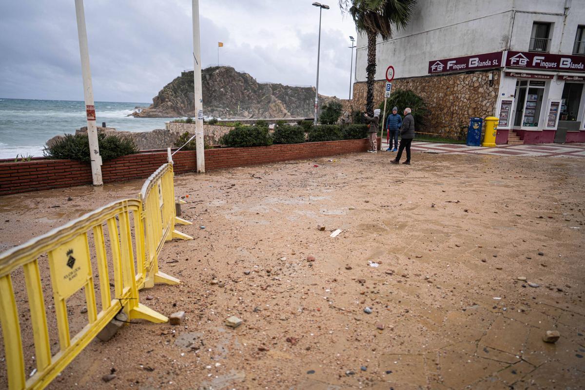 El temporal borra una parte del paseo marítimo de Blanes El temporal borra una parte del paseo marítimo de Blanes