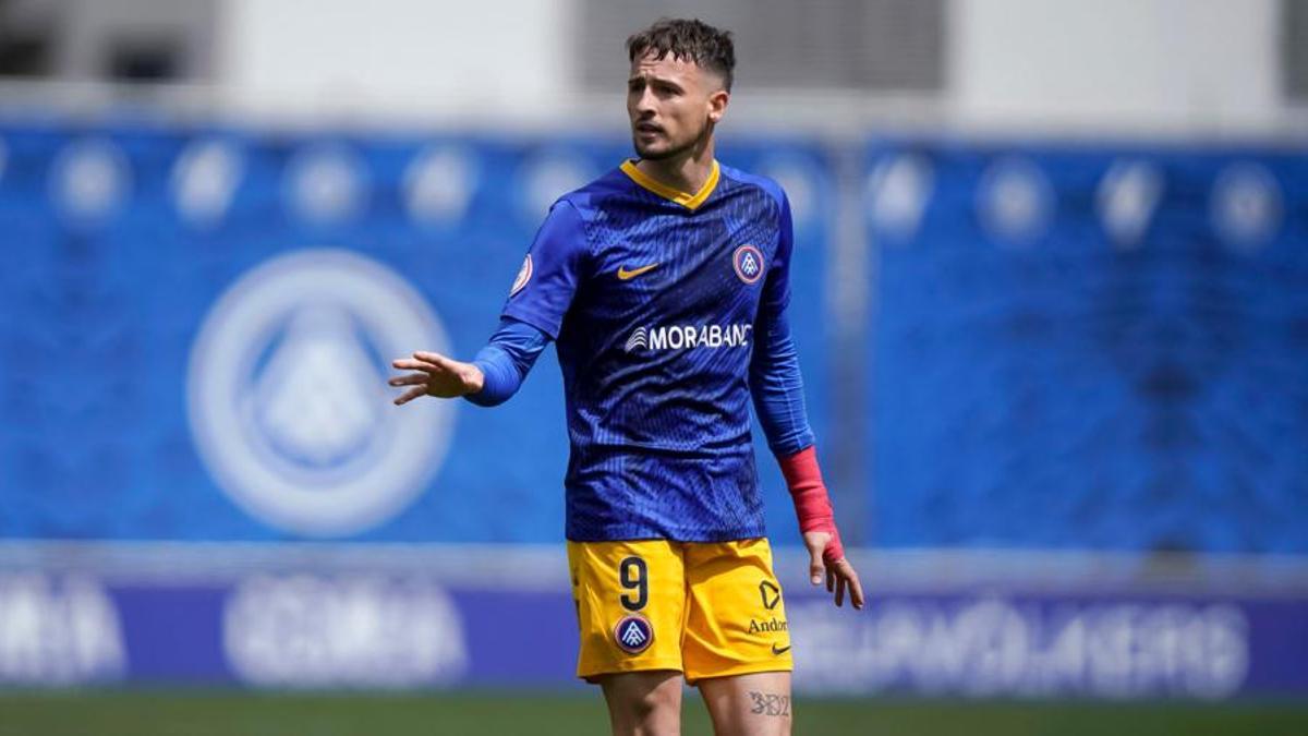 Manu Nieto, durante un encuentro de la pasada campaña, que concluyó con el ascenso del Andorra a Segunda.