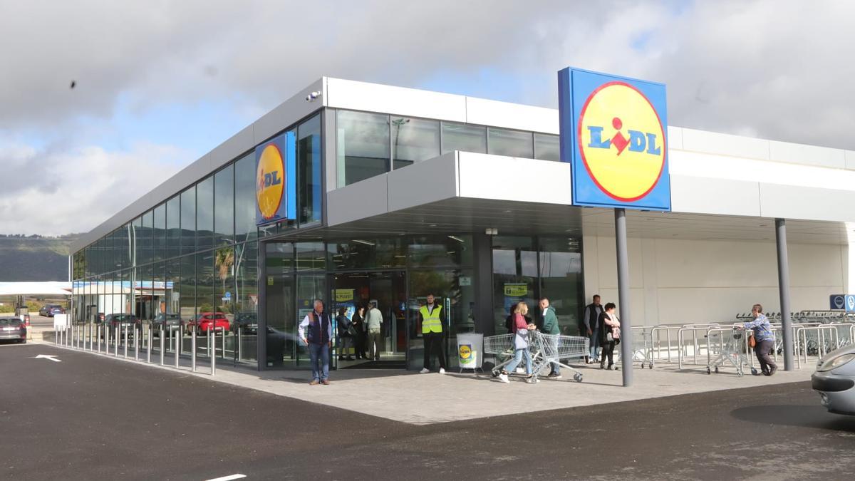 Clientes a las puertas de la nueva tienda Lidl en el Parque Logístico de Córdoba (km. 4 de la Carretera Palma del Río).