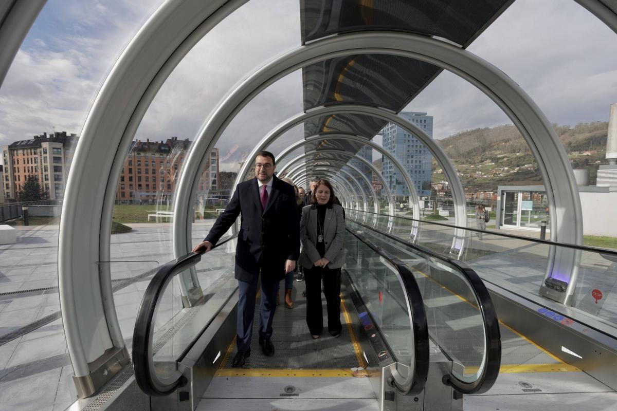 Barbón inaugura los pasillos rodantes  del HUCA y la nueva parada de autobús del hospital.