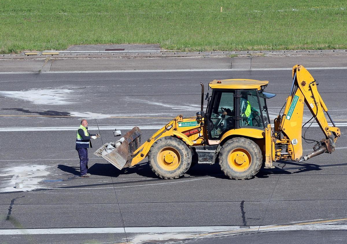 Comienzan las obras en la pista del aeropuerto de Vigo Comienzan las obras en la pista del aeropuerto de Vigo