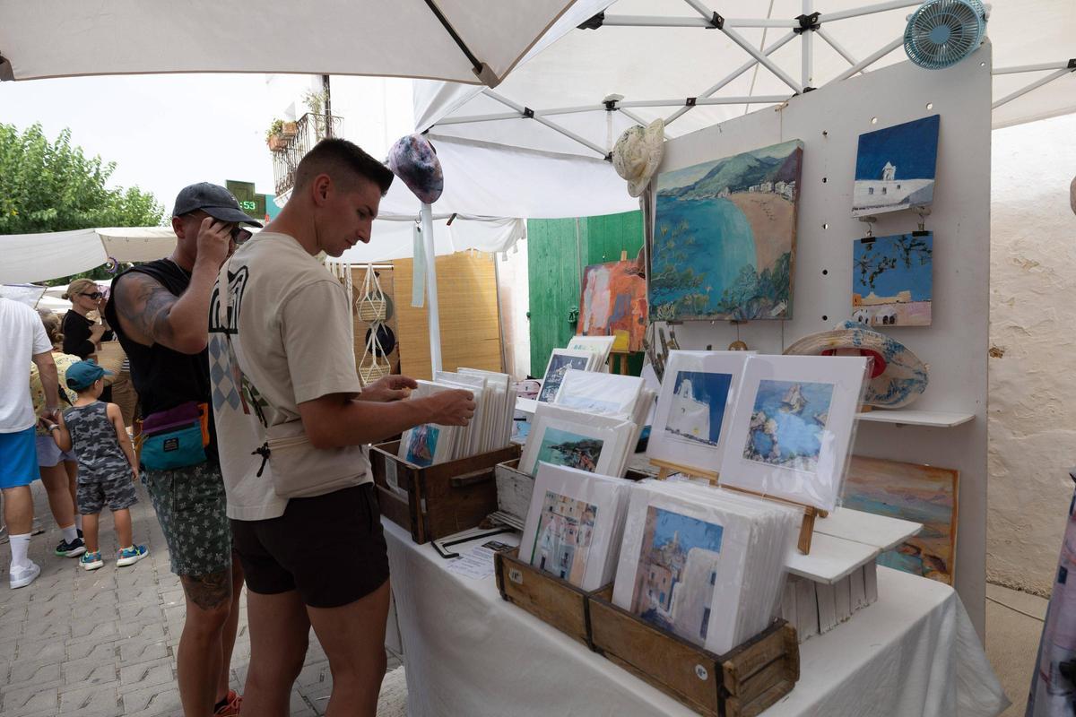 Galería: el mercadillo de Sant Joan en plena temporada de verano
