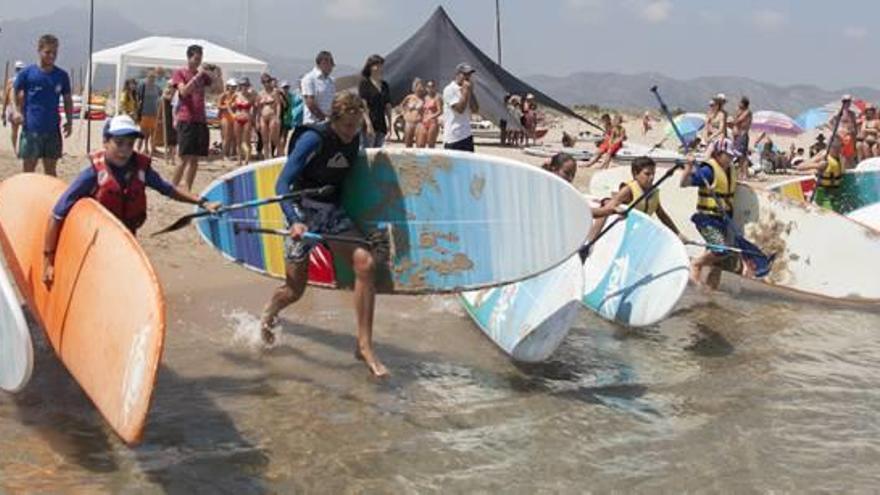 LA CELEBRACIÓN DEL XXXI ANIVERSARIO, EN IMÁGENES. El discurso de la alcaldesa de Gandia, Diana Morant en el acto de ayer. Beatriz Bertó, viuda del que fuera presidente y fundador del Club Windsurf Gandia, Toto Roselló, se emocionó al recordar a su marido. Los niños que participaron ayer en las exhibiciones. Los monitores de la Escuela Gandia Surf. Pepe Just, Diana Morant y Francisco García con una de las pioneras del club Aurea Vercher. f ÀLEX OLTRA