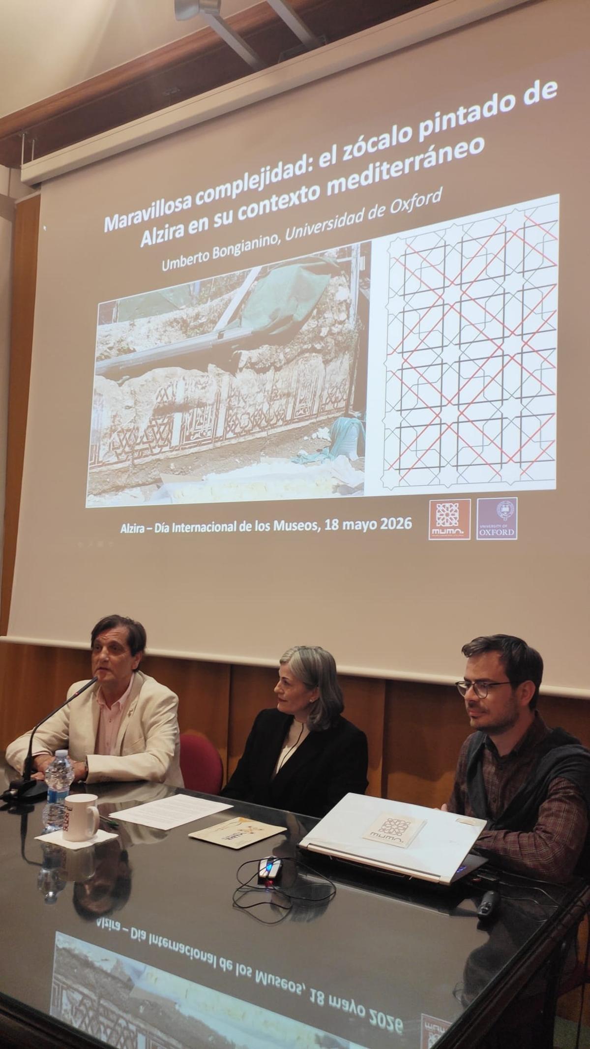 El ponente, junto al alcalde de Alzira y la directora del MUMA.