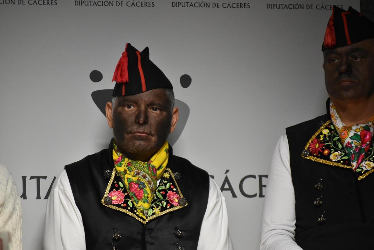 Fotogalería | Los Negritos de Montehermoso se presentan en la Diputación de Cáceres