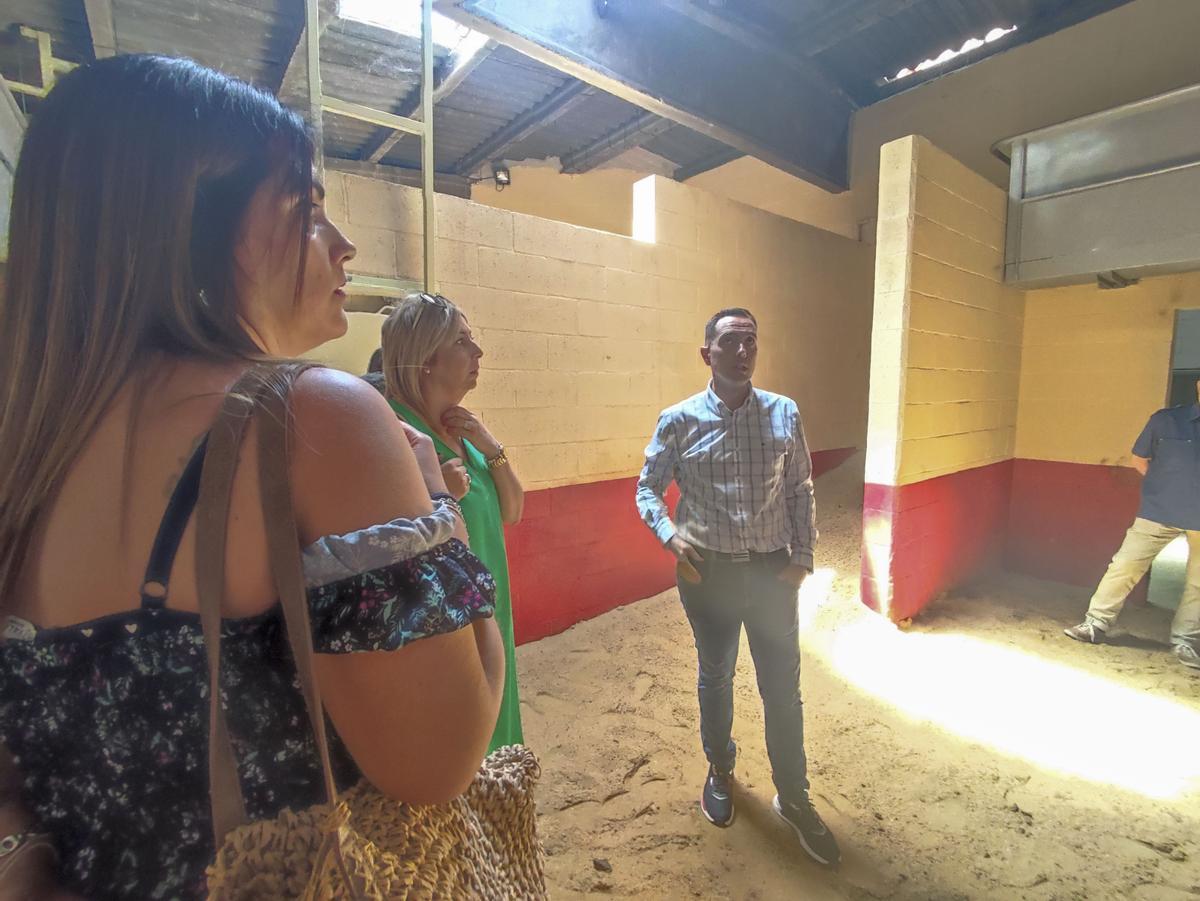 El corral de desembarco. Las concejalas de Urbanismo y Fiestas, Sandra Veleda y Patricia Martín, y el alcalde, Luciano Huerga, durante la presentación de las reformas a la prensa.