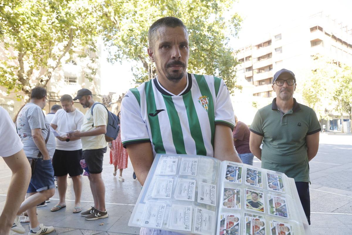 El mercadillo de cromos del bulevar, en imágenes El mercadillo de cromos del bulevar, en imágenes