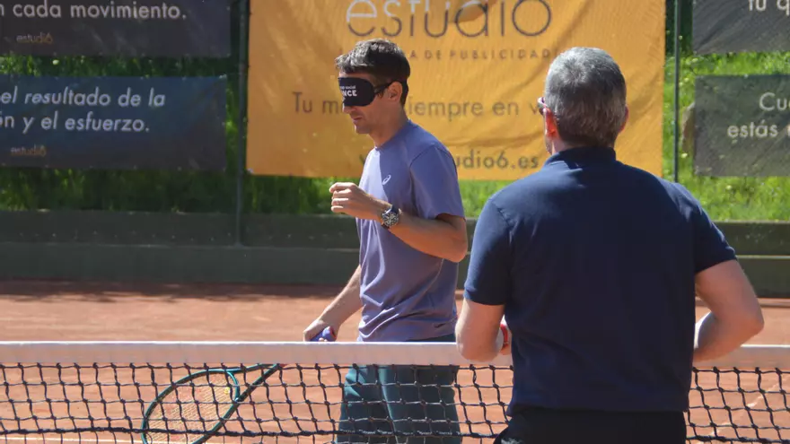 VÍDEO | El tenista Tommy Robredo jugant a la modalitat Blind Tennis convidat per l'ONCE
