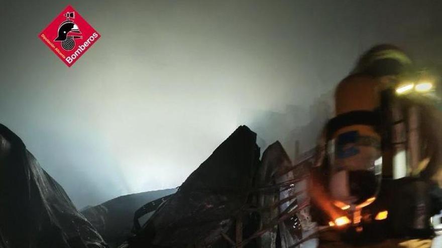 Así ha sido el incendio de una nave cárnica en Santa Pola
