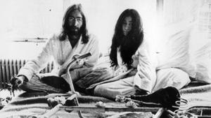 John Lennon y Yoko Ono, retratados en la ’suite’ de un hotel de Montrea (Canadá), a finales de los años 70.
