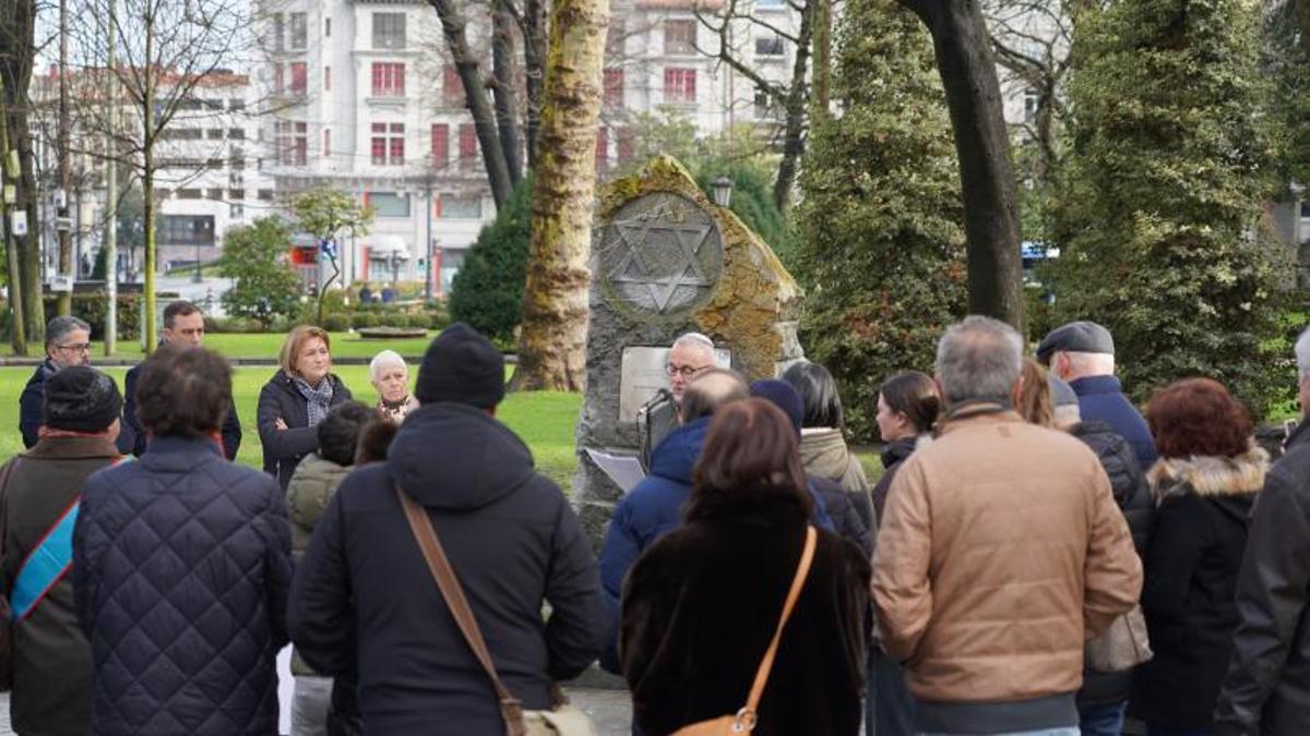 Arriba, asistentes al homenaje, en el Campo. Sobre estas líneas, Olmo Ron, enciende una de las seis velas, en presencia de Delia Losa. | A. O. / L. L.