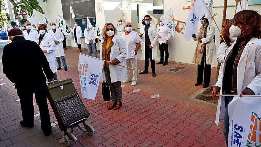 Protesta en el centro de salud de Massanassa, ayer.  | EFE/KAI FÖRSTERLING