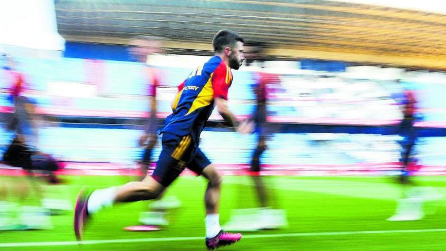 José Luis Gayà entrena a La Rosaleda amb la selecció espanyola. efe