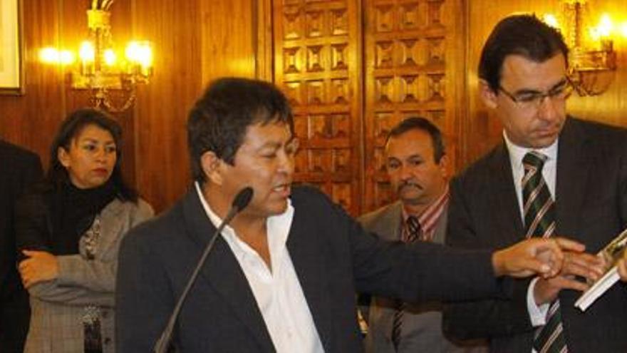 Ramón Díaz, alcalde de Camotán (Guatemala), entrega varios documentos de su mancomunidad al presidente Maíllo.