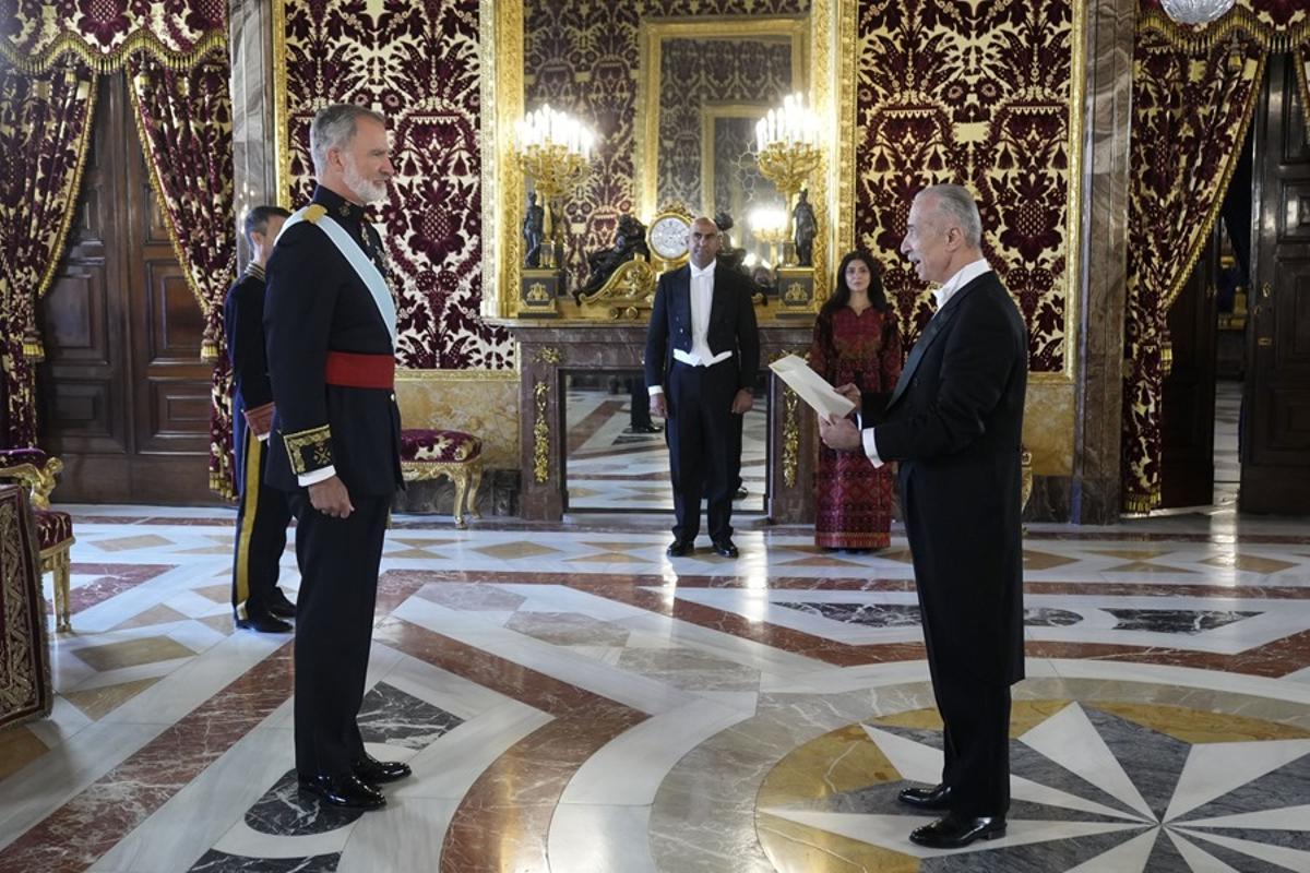 El embajador del Estado de Palestina en España, Husni Abdelwahed (d), entrega sus cartas credenciales al rey Felipe VI este lunes en el Palacio Real en Madrid.