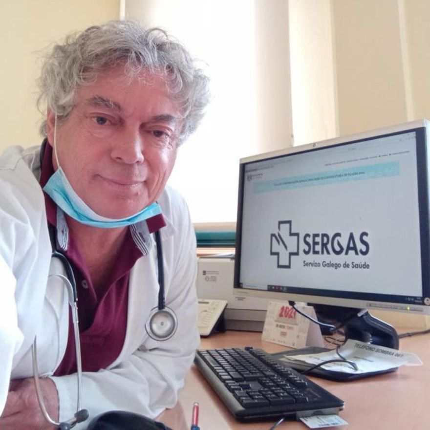 El doctor Lueiro, en su consulta.