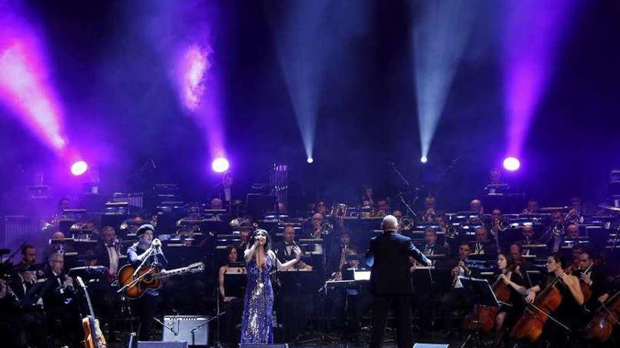 &quot;Amaral&quot; y la Sinfónica Municipal de Madrid, en pleno concierto.