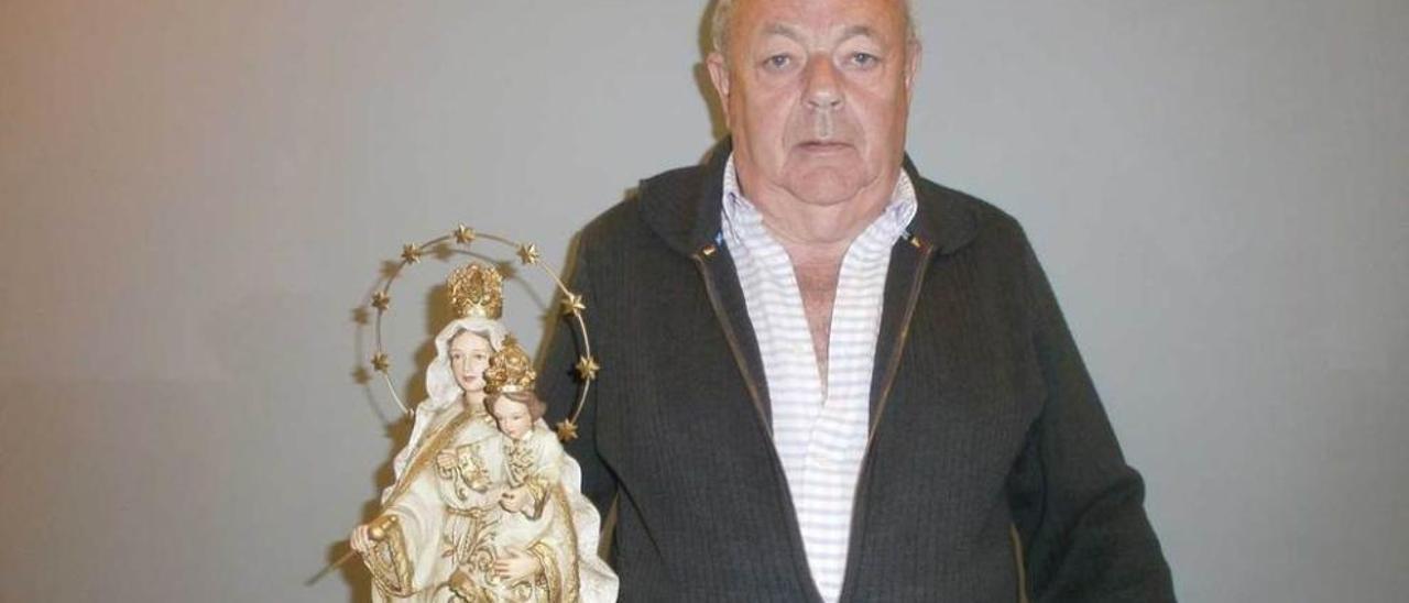 Enrique Blanco Fernández junto a una imagen de la Virgen de Guía, ayer en Llanes.