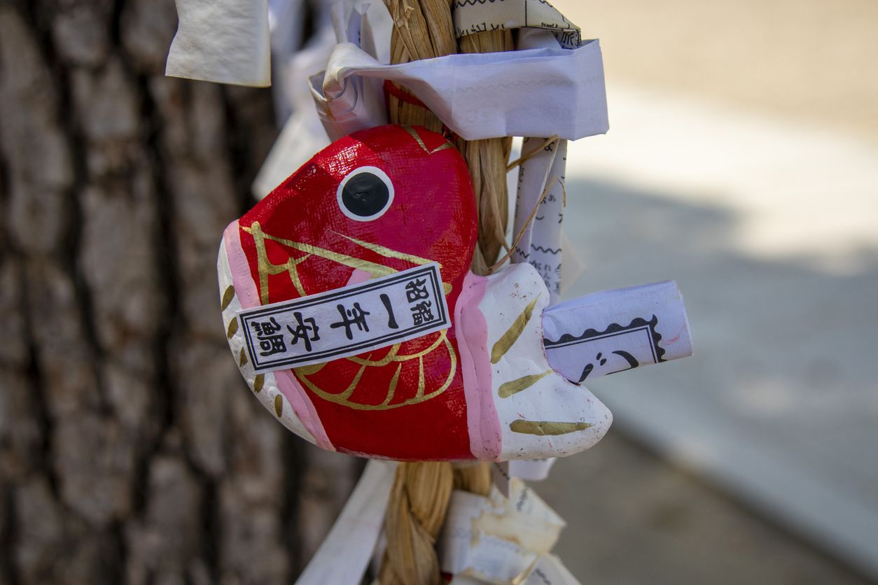 A la entrada del templo puedes comprar estas llamativas ofrendas.