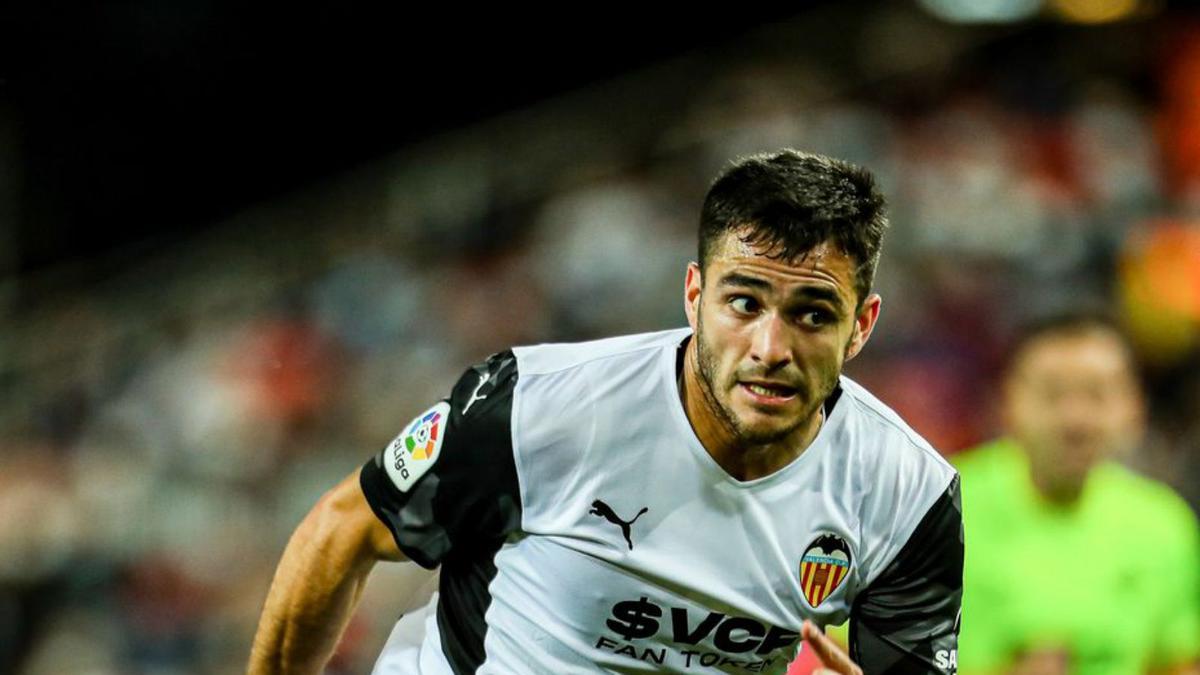 Maxi Gómez corre durante el partido de ayer.  | E. PRESS