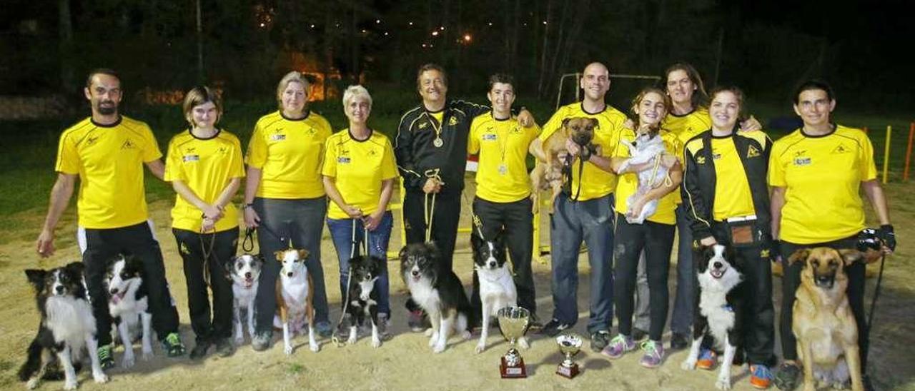 Entrenadores y perros del club WeCAN. // Marta G. Brea y Cristina Terrón