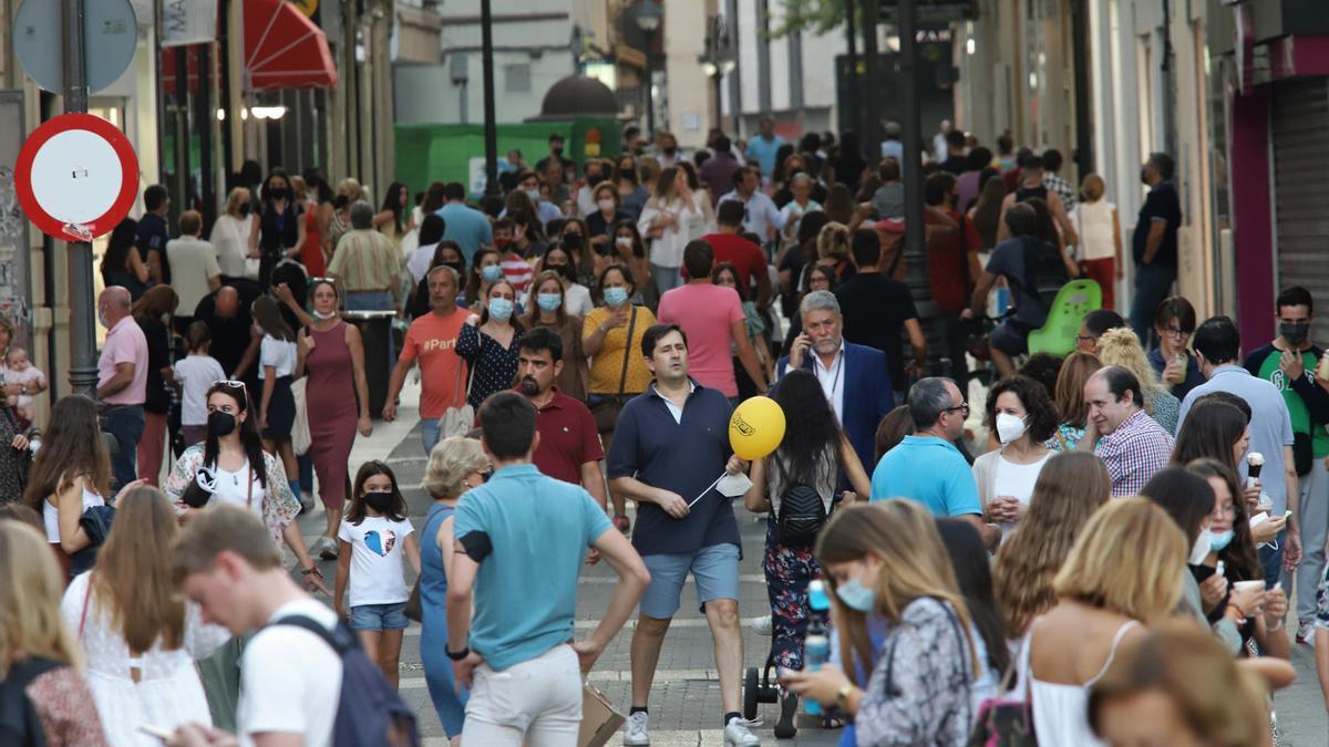 La nueva normalidad llena las calles de Córdoba este viernes.