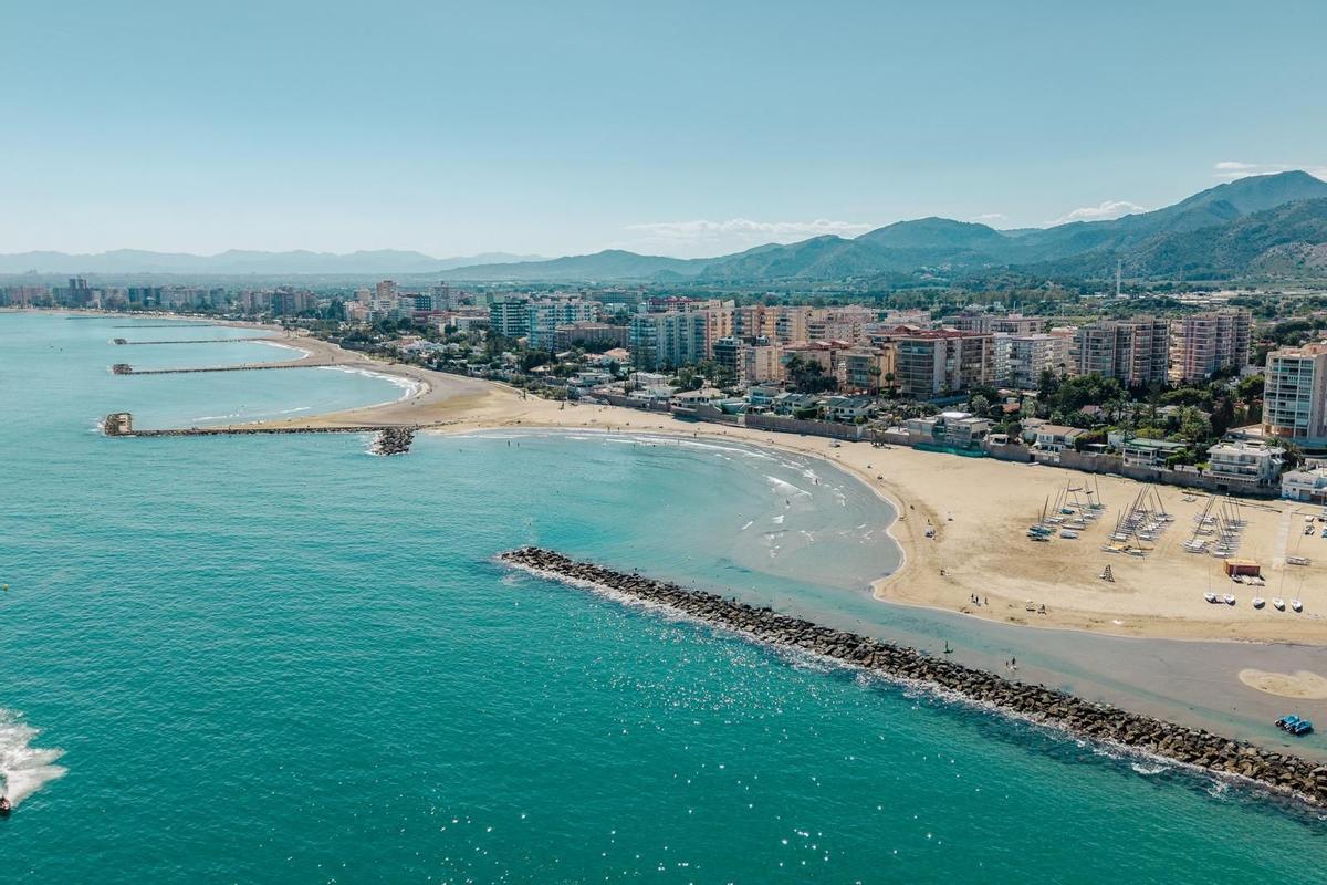 Con siete kilómetros de litoral y un total de cinco playas reconocidas con banderas azules por su calidad y servicios, Benicàssim es un referente turístico en la provincia de Castellón.